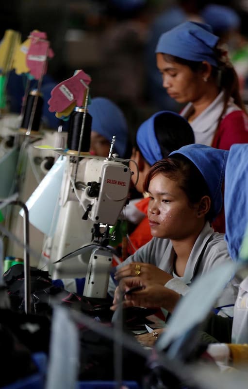 Mujeres trabajan en la línea de producción en Complete Honor Footwear Industrial, una fábrica de calzado propiedad de una empresa taiwanesa, en Kampong Speu, Camboya