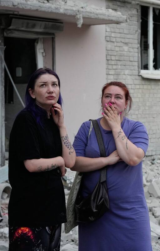 Mujeres ucranianas tras la caída de un misil ruso en Kiev, el jueves; el primitivismo de las guerras no cesa
