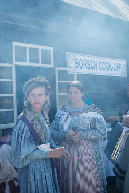 Mujeres vestidas con la ropa tradicional rusa en Fort Ross, Jenner, California