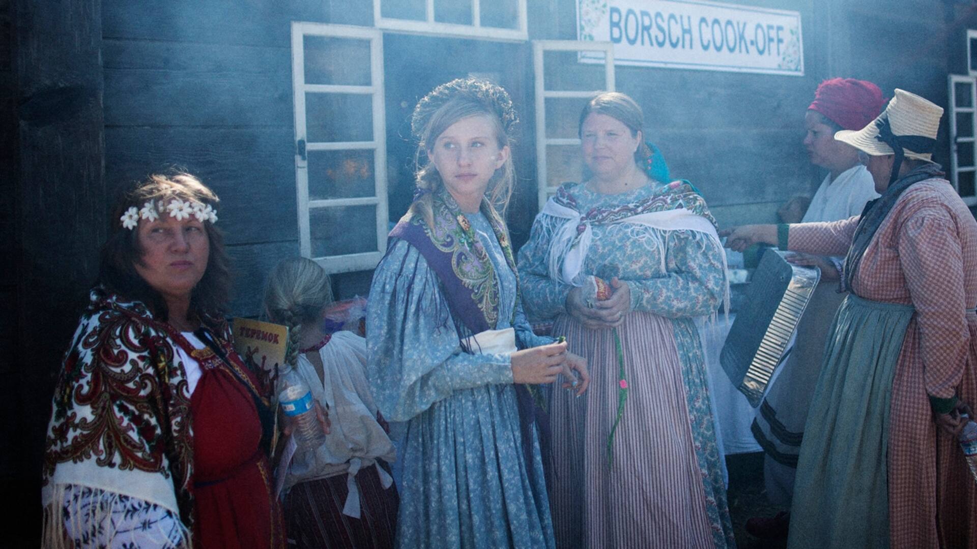 Mujeres vestidas con la ropa tradicional rusa en Fort Ross, Jenner, California