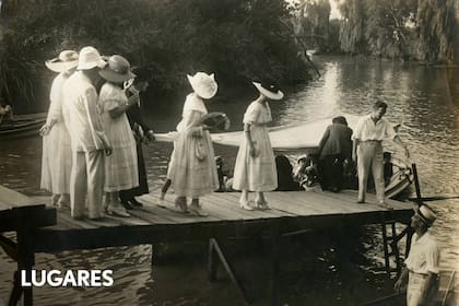 Mujeres vestidas de blanco en una excursión al Tigre, en la década de 1910