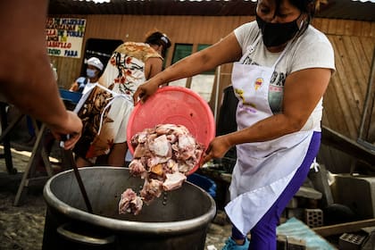 Mujeres voluntarias preparan la comida en un comedor de beneficencia en Comas, en las afueras de Lima