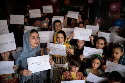 Mujeres y maestras se manifiestan en una escuela para exigir sus derechos y la igualdad de educación  en Afganistán