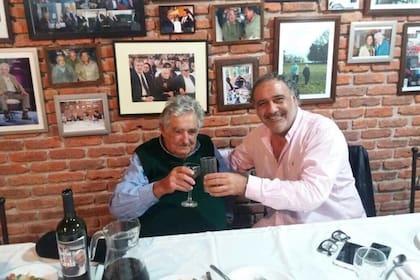 Mujica con el escribano santiagueño Gustavo Yocca