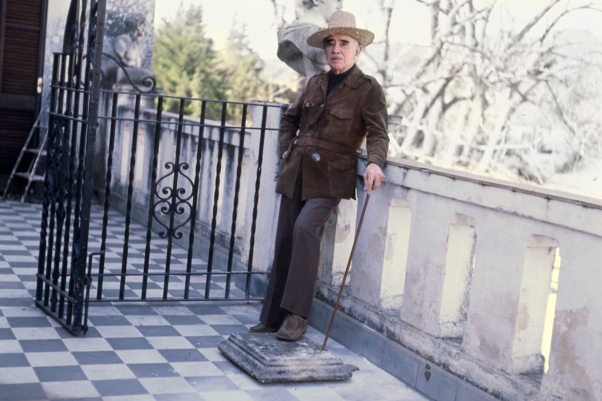 Mujica Lainez en su casa de Cruz Chica, "El Paraíso"