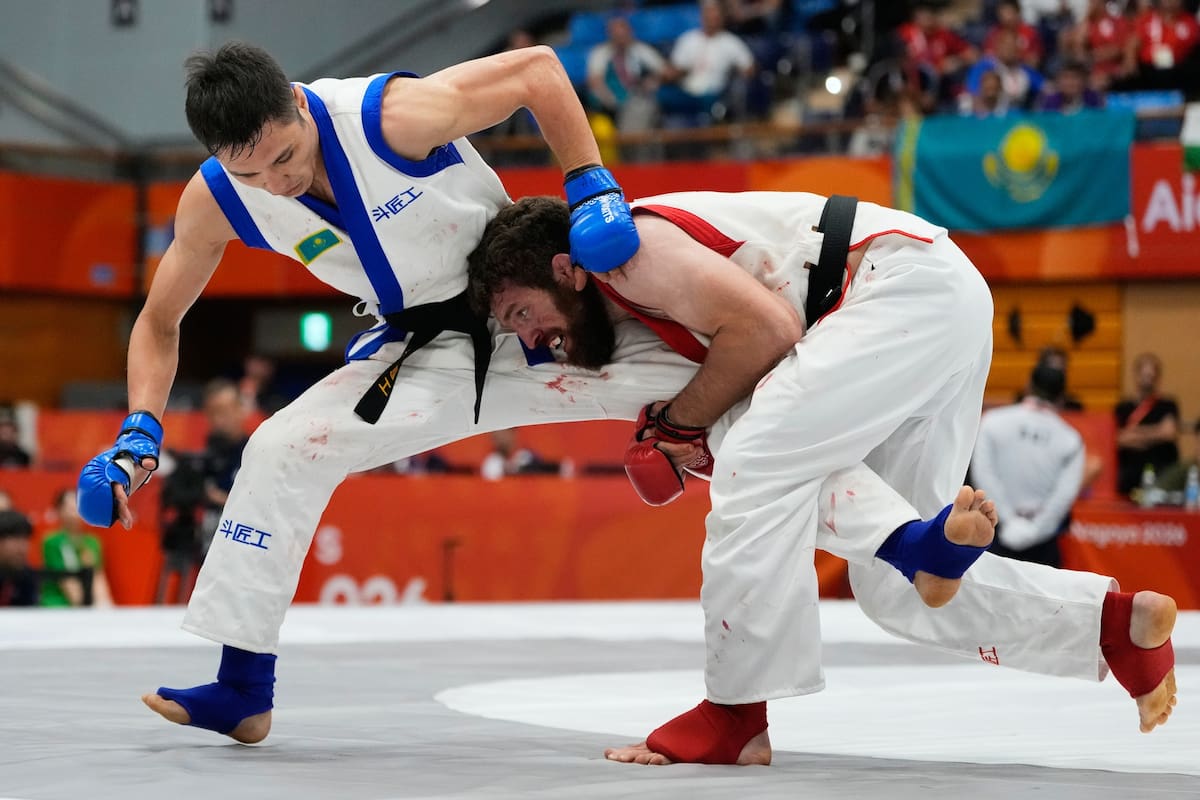 Mukhammad Nabiev de Bahrein pelea ante el kazajo Yerkingali Burkutalin en la categoría de 77 kilogra
