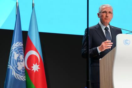 Mukhtar Babayev, presidente de la COP29, habla en la sesión plenaria de apertura de la cumbre climática COP29 de Naciones Unidas, el lunes 11 de noviembre de 2024, en Bakú, Azerbaiyán. (AP Foto/Peter Dejong)