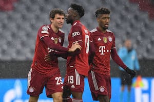 Muller celebra su gol junto a sus compañeros