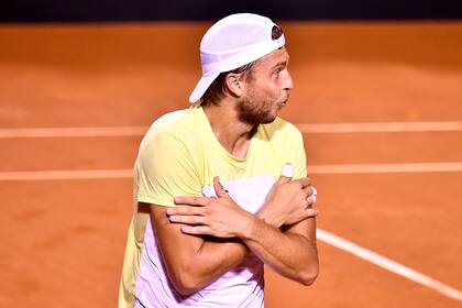 Muller y una celebración especial... congelando al público brasileño tras eliminar a Fonseca en la primera ronda del Río Open