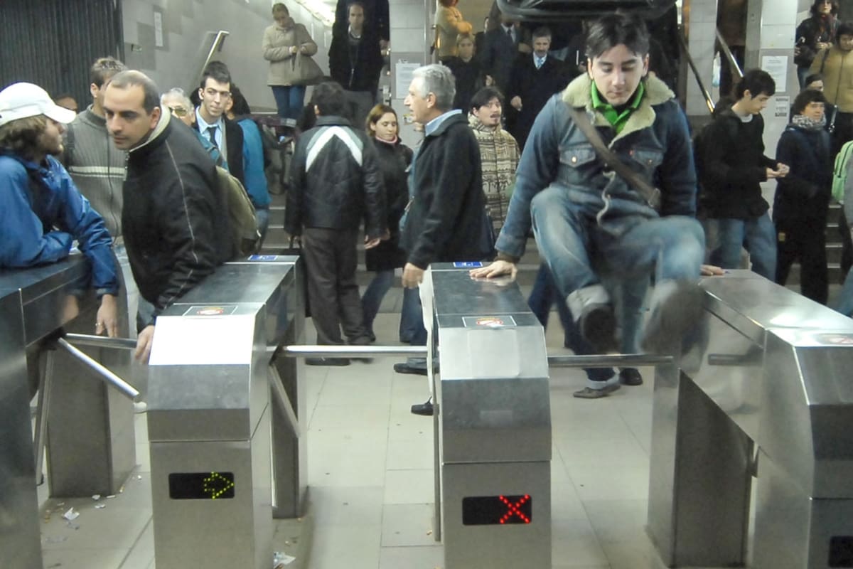 Multas de hasta $1660 para quienes salten los molinetes