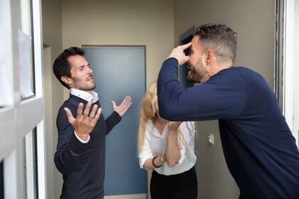 Multas o los juicios que los vecinos pueden pedir en un edificio cuando un inquilino no cumple con las normas de convivencia
Sad Blonde Young Woman Looking At Neighbor Man Quarreling