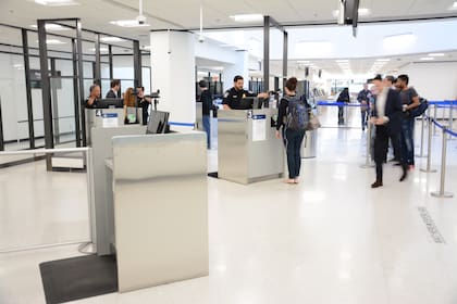 Múltiples aerolíneas ofrecen vuelos de bajo costo a destinos internacionales