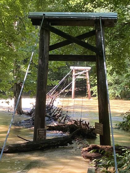 Múltiples parques en el estado cerraron sus puertas por el crecimiento de los ríos tras el paso de la tormenta (Facebook/North Carolina State Parks and Recreation)