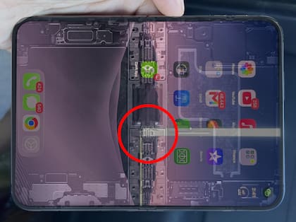 Múltiples usuarios denuncian problemas con la pantalla plegable de su flamante iPhone Duo; todas las que tienen problemas se agrietan en el mismo lugar, y una pieza del mecanismo de la bisagra sería la responsable