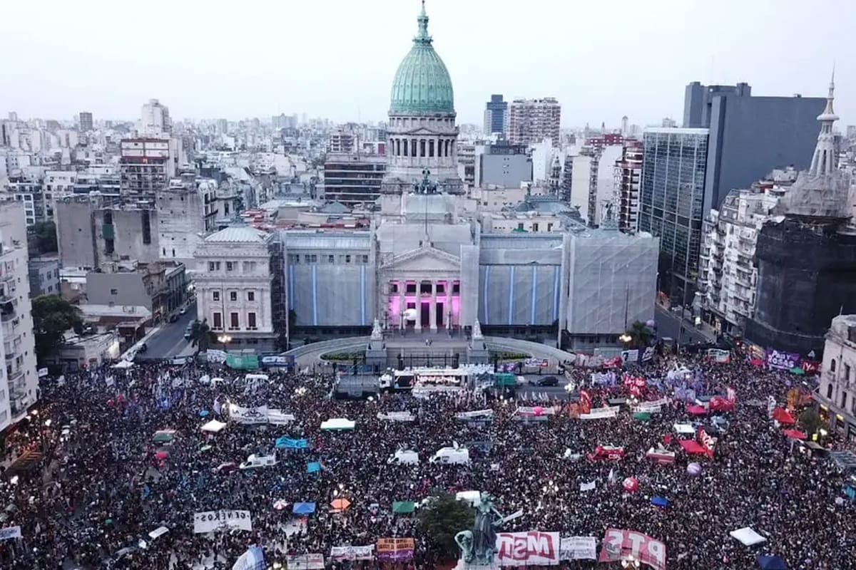 Multirudinaria marcha de mujeres en el Congreso