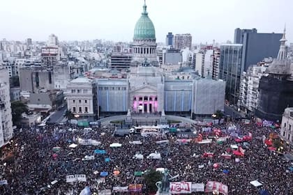 Multirudinaria marcha de mujeres en el Congreso