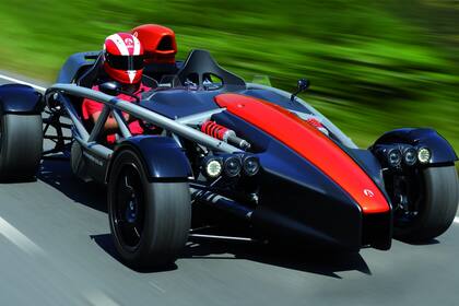 Multitubular. Chasis de caños de acero ligero y partes de aluminio; suspensiones y frenos de competición para pesar solo 595 kg