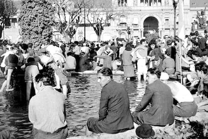 Multitud en la Plaza de Mayo a la espera de la llegada de Perón de la isla Martín García, 17 de octubre de 1945