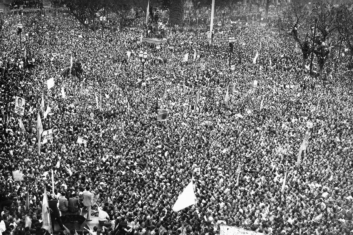Multitud en la Plaza de Mayo a la espera de la llegada de Perón de la isla Martín García, 17 de octubre de 1945