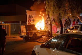 Multitud se amotina frente a hospital australiano que trata a sospechoso de muerte de niña de cinco años