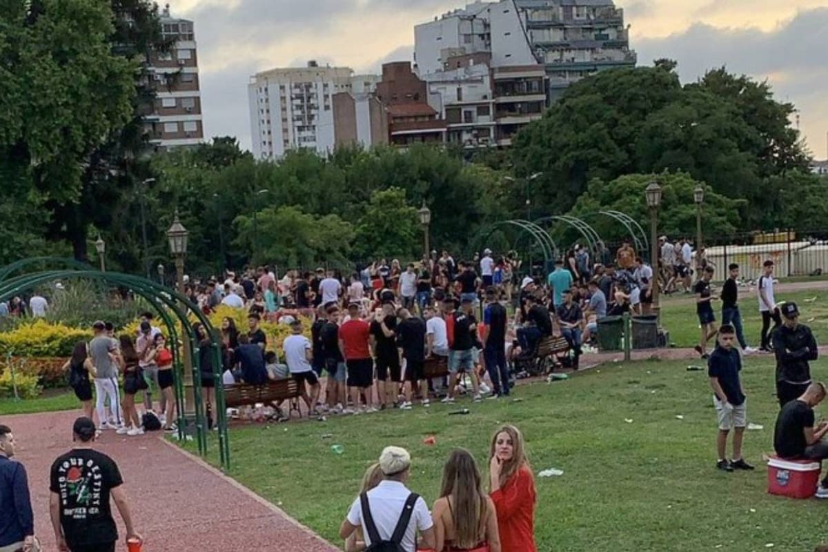 Multitudes de chicos coparon paseos porteños (en la foto, Parque Chacabuco) para celebrar la Navidad, y lo hicieron tomando alcohol y sin respetar las medidas esenciales para combatir la pandemia de coronavirus