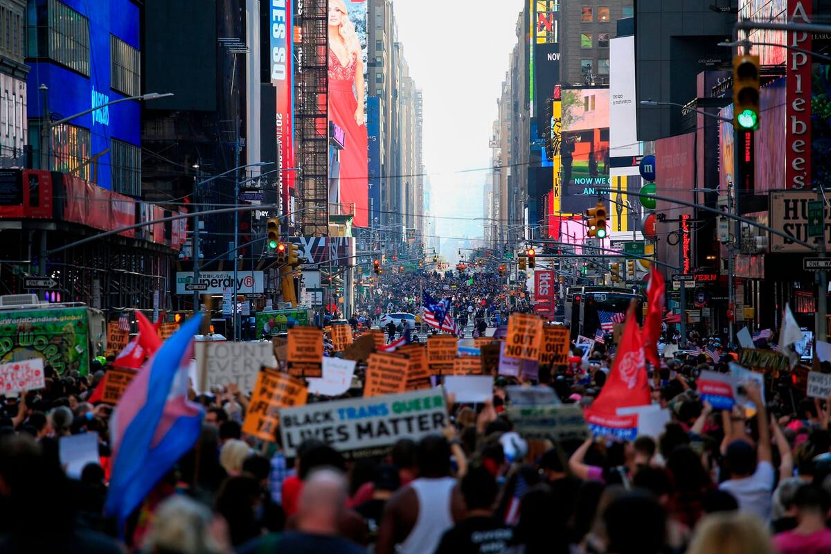Multitudes festejan la victoria de Joe Biden en la Séptima Avenida, en Nueva York