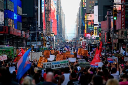 Multitudes festejan la victoria de Joe Biden en la Séptima Avenida, en Nueva York
