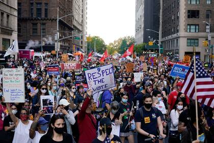 Multitudes salen a festejar el triunfo de Joe Biden en las calles de Nueva York