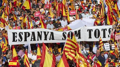 Multitudinaria marcha en Barcelona contra la independencia de Cataluña