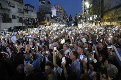 Multitudinaria marcha en Buenos Aires en repudio a los atentados de Hamas
