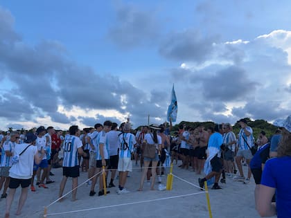 Las camisetas celestes y blancas inundaron en estos últimos días playas, shoppings, restaurantes y paseos turísticos en una ciudad acostumbrada al mate y al acento argentino