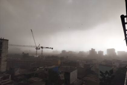 Mumbai quedó inmersa en una intensa tormenta de polvo y lluvia que provocó destrozos a lo largo de toda la ciudad