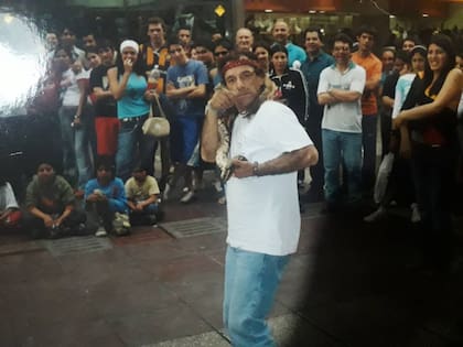 "Mumo" Oviedo debutó como actor en la peatonal del centro de Rosario, en Santa Fe, con "Panchito, cucaracha y peatonal"