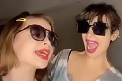 Muna y Agustina Cherri se divierten imitando a las divas