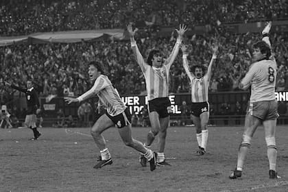 Mundial 1978: Bertoni inicial el festejo del tercer gol argentino en la final; el arquero Jongbloed ensaya un reclamo