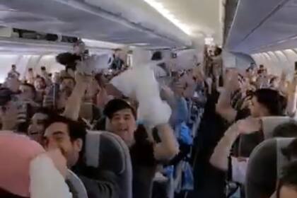 Mundial 2022: a los gritos y con mucha euforia, así partieron los últimos vuelos desde Ezeiza a Qatar