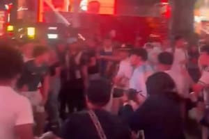 Enfrentamiento entre hinchas argentinos y argelinos en Times Square