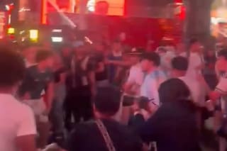 Enfrentamiento entre hinchas argentinos y argelinos en Times Square