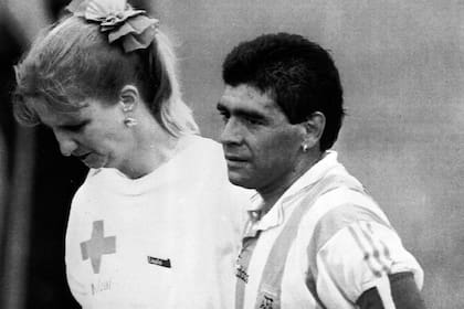 Diego Maradona, rumbo al control antidoping que terminaría con su Mundial 94