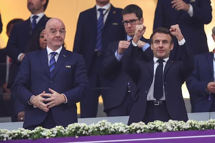 El presidente francés Emmanuel Macron (d) y el presidente de la FIFA Gianni Infantino llegan a las gradas antes del inicio del partido de fútbol de semifinales de la Copa Mundial de la FIFA Catar 2022 entre Francia y Marruecos en el estadio Al Bayt
