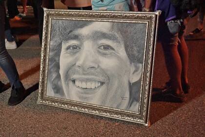 Los cantitos para Maradona y Messi están en cada encuentro de hinchas argentinos