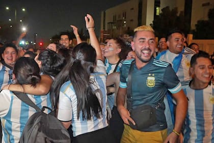 Cerca de cien jóvenes que vinieron a trabajar a Qatar por el Mundial alentaron a la selección en la madrugada del jueves