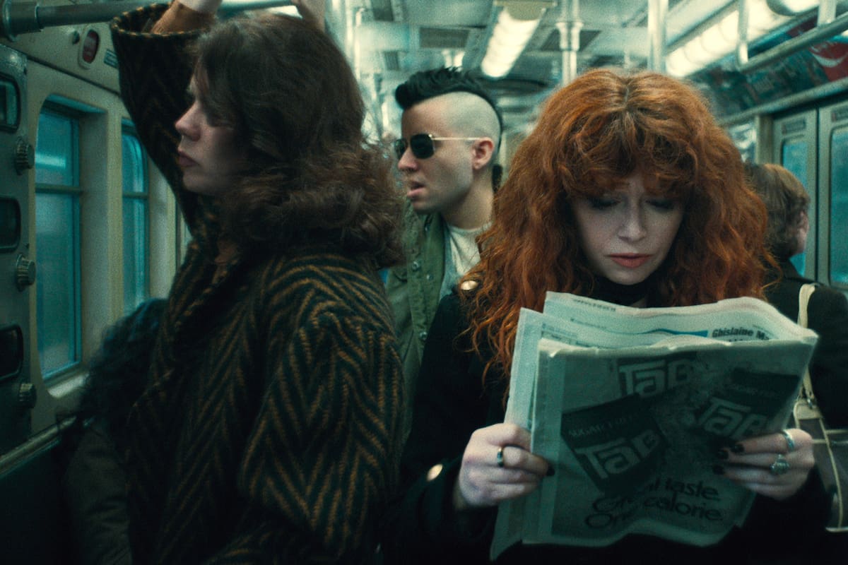 Muñeca Rusa: en su segunda temporada, el truco de El día de la marmota le abre paso al de Volver al futuro