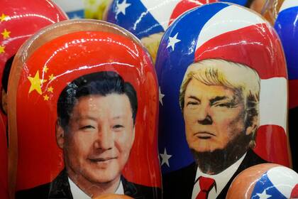 Muñecas tradicionales rusas de madera llamadas matryoshka con las imágenes del presidente de China, Xi Jinping, a la izquierda, y al presidente de Estados Unidos, Donald Trump, expuestos a la venta en una tienda de recuerdos en San Petersburgo, Rusia, el 21 de noviembre de 2024