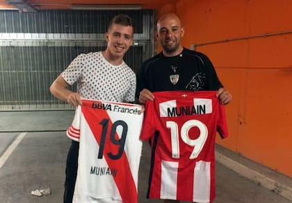 Muniain y una muestra de su histórico afecto por River