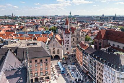 En la Altstadt (Ciudad Vieja), la plaza central Marienplatz tiene monumentos como el neogótico Neues Rathaus (ayuntamiento)