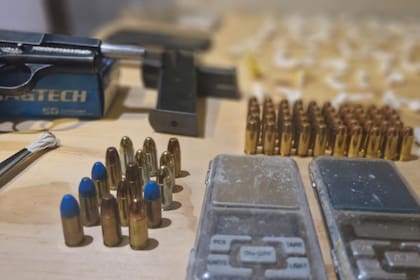 Municiones, armas y celulares incautados a una banda dedicada al narcomenudeo en CABA