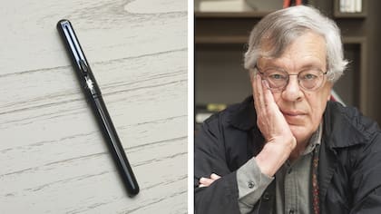Muñoz elige un pincel de marca Pentel, con cartucho intercambiable, que le permite estar siempre con tinta. Lo utiliza para trabajos de largo aliento porque le permite fluir, con control, todo el tiempo sin que la mano tenga que viajar al tintero. "El pincel es silencioso, la pluma cruje y en e