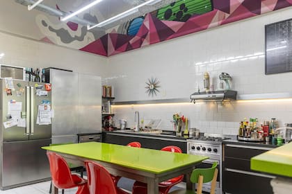 Mural de Daniel Stroomer, artista holandés que reside en Buenos Aires y firma sus grafitis como Nase Pop. Reloj de pared de George Nelson (Vitra). Sobre el extractor, batidora vintage traída de Los Ángeles.