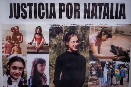 Mural de fotos de Natalia Melmann en las rejas de los tribunales de Mar del Plata